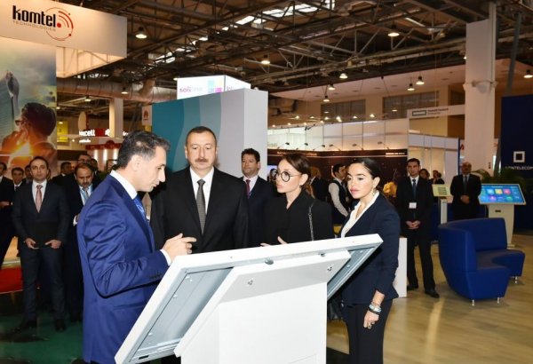 Prezident İlham Əliyev və xanımı "Bakutel-2017" sərgisi ilə tanış olublar (YENİLƏNİB-3) (FOTO)
