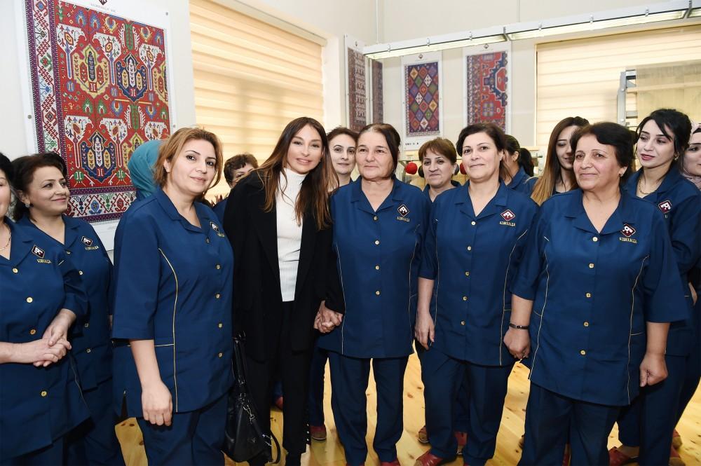 Prezident İlham Əliyev: Azərbaycanın müxtəlif yerlərində əlavə on xalça fabriki açılacaq (YENİLƏNİB) (FOTO)