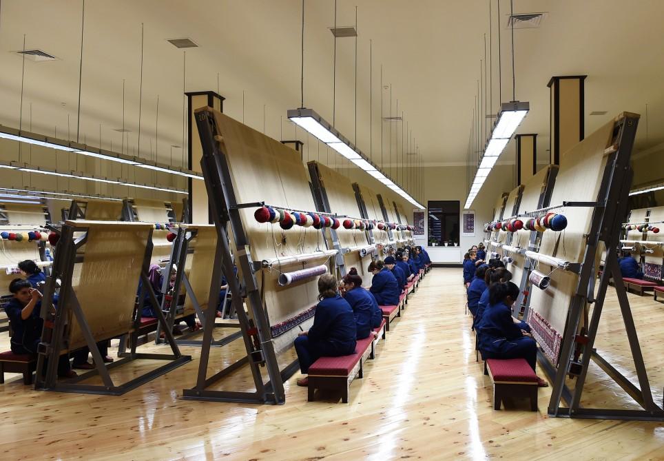 Prezident İlham Əliyev: Azərbaycanın müxtəlif yerlərində əlavə on xalça fabriki açılacaq (YENİLƏNİB) (FOTO)