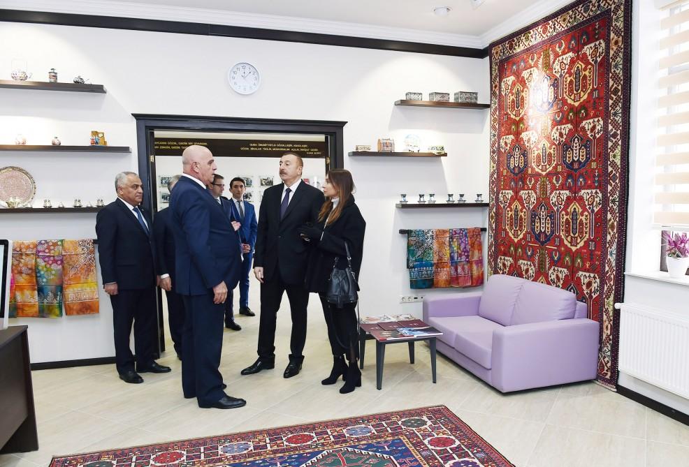 Prezident İlham Əliyev: Azərbaycanın müxtəlif yerlərində əlavə on xalça fabriki açılacaq (YENİLƏNİB) (FOTO)