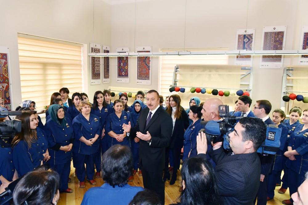 Prezident İlham Əliyev: Azərbaycanın müxtəlif yerlərində əlavə on xalça fabriki açılacaq (YENİLƏNİB) (FOTO)