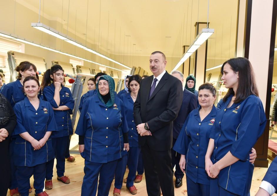 Prezident İlham Əliyev: Azərbaycanın müxtəlif yerlərində əlavə on xalça fabriki açılacaq (YENİLƏNİB) (FOTO)
