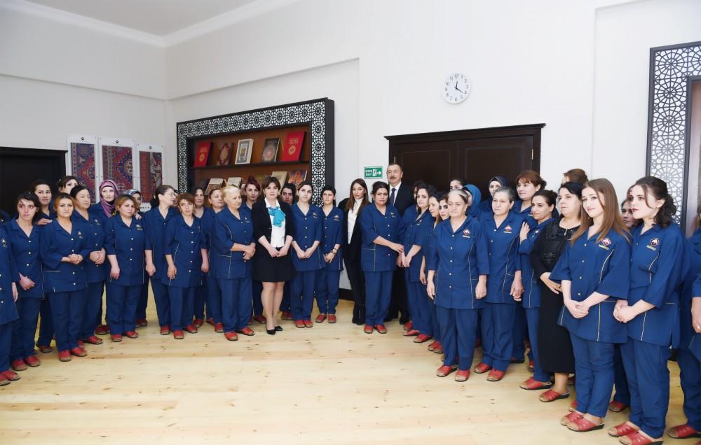 Prezident İlham Əliyev: Azərbaycanın müxtəlif yerlərində əlavə on xalça fabriki açılacaq (YENİLƏNİB) (FOTO)