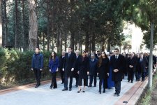Prezident İlham Əliyev və ailə üzvləri ümummilli lider Heydər Əliyevin məzarını ziyarət ediblər (YENİLƏNİB) (FOTO)