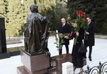 Prezident İlham Əliyev və ailə üzvləri ümummilli lider Heydər Əliyevin məzarını ziyarət ediblər (YENİLƏNİB) (FOTO)