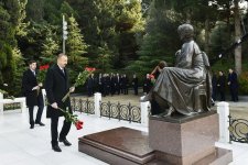 Prezident İlham Əliyev və ailə üzvləri ümummilli lider Heydər Əliyevin məzarını ziyarət ediblər (YENİLƏNİB) (FOTO)