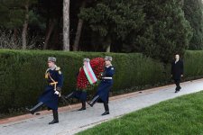 Prezident İlham Əliyev və ailə üzvləri ümummilli lider Heydər Əliyevin məzarını ziyarət ediblər (YENİLƏNİB) (FOTO)