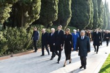 Prezident İlham Əliyev və ailə üzvləri ümummilli lider Heydər Əliyevin məzarını ziyarət ediblər (YENİLƏNİB) (FOTO)