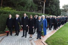 Prezident İlham Əliyev və ailə üzvləri ümummilli lider Heydər Əliyevin məzarını ziyarət ediblər (YENİLƏNİB) (FOTO)