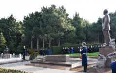 Prezident İlham Əliyev və ailə üzvləri ümummilli lider Heydər Əliyevin məzarını ziyarət ediblər (YENİLƏNİB) (FOTO)
