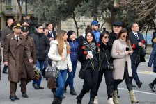 Azərbaycan ictimaiyyəti ulu öndər Heydər Əliyevin vəfatının ildönümündə Fəxri xiyabanı ziyarət edir (FOTO)