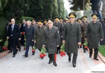 Azərbaycan ictimaiyyəti ulu öndər Heydər Əliyevin vəfatının ildönümündə Fəxri xiyabanı ziyarət edir (FOTO)