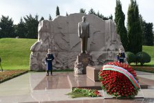 Azərbaycan ictimaiyyəti ulu öndər Heydər Əliyevin vəfatının ildönümündə Fəxri xiyabanı ziyarət edir (FOTO)