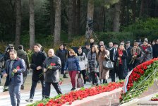 Azərbaycan ictimaiyyəti ulu öndər Heydər Əliyevin vəfatının ildönümündə Fəxri xiyabanı ziyarət edir (FOTO)