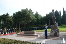 Azərbaycan ictimaiyyəti ulu öndər Heydər Əliyevin vəfatının ildönümündə Fəxri xiyabanı ziyarət edir (FOTO)