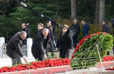 Azərbaycan ictimaiyyəti ulu öndər Heydər Əliyevin vəfatının ildönümündə Fəxri xiyabanı ziyarət edir (FOTO)