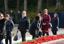 Azərbaycan ictimaiyyəti ulu öndər Heydər Əliyevin vəfatının ildönümündə Fəxri xiyabanı ziyarət edir (FOTO)