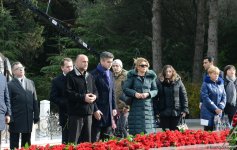 Azərbaycan ictimaiyyəti ulu öndər Heydər Əliyevin vəfatının ildönümündə Fəxri xiyabanı ziyarət edir (FOTO)