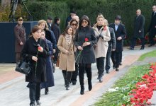 Azərbaycan ictimaiyyəti ulu öndər Heydər Əliyevin vəfatının ildönümündə Fəxri xiyabanı ziyarət edir (FOTO)