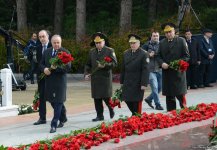 Azərbaycan ictimaiyyəti ulu öndər Heydər Əliyevin vəfatının ildönümündə Fəxri xiyabanı ziyarət edir (FOTO)