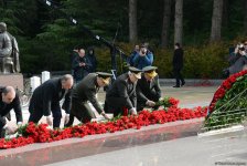 Azərbaycan ictimaiyyəti ulu öndər Heydər Əliyevin vəfatının ildönümündə Fəxri xiyabanı ziyarət edir (FOTO)