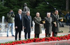 Azərbaycan ictimaiyyəti ulu öndər Heydər Əliyevin vəfatının ildönümündə Fəxri xiyabanı ziyarət edir (FOTO)