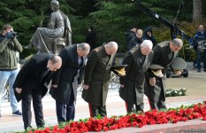Azərbaycan ictimaiyyəti ulu öndər Heydər Əliyevin vəfatının ildönümündə Fəxri xiyabanı ziyarət edir (FOTO)