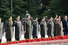Azərbaycan ictimaiyyəti ulu öndər Heydər Əliyevin vəfatının ildönümündə Fəxri xiyabanı ziyarət edir (FOTO)