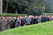 Azərbaycan ictimaiyyəti ulu öndər Heydər Əliyevin vəfatının ildönümündə Fəxri xiyabanı ziyarət edir (FOTO)