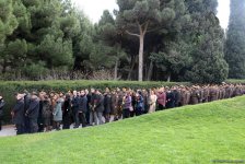 Azərbaycan ictimaiyyəti ulu öndər Heydər Əliyevin vəfatının ildönümündə Fəxri xiyabanı ziyarət edir (FOTO)
