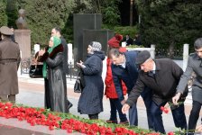 Azərbaycan ictimaiyyəti ulu öndər Heydər Əliyevin vəfatının ildönümündə Fəxri xiyabanı ziyarət edir (FOTO)