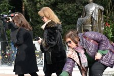 Azərbaycan ictimaiyyəti ulu öndər Heydər Əliyevin vəfatının ildönümündə Fəxri xiyabanı ziyarət edir (FOTO)