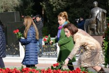Azərbaycan ictimaiyyəti ulu öndər Heydər Əliyevin vəfatının ildönümündə Fəxri xiyabanı ziyarət edir (FOTO)