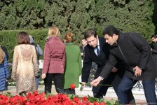 Azərbaycan ictimaiyyəti ulu öndər Heydər Əliyevin vəfatının ildönümündə Fəxri xiyabanı ziyarət edir (FOTO)