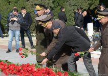 Azərbaycan ictimaiyyəti ulu öndər Heydər Əliyevin vəfatının ildönümündə Fəxri xiyabanı ziyarət edir (FOTO)