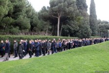 Azərbaycan ictimaiyyəti ulu öndər Heydər Əliyevin vəfatının ildönümündə Fəxri xiyabanı ziyarət edir (FOTO)