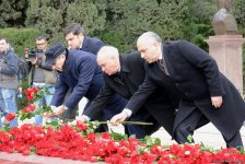 Azərbaycan ictimaiyyəti ulu öndər Heydər Əliyevin vəfatının ildönümündə Fəxri xiyabanı ziyarət edir (FOTO)