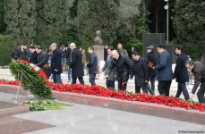 Azərbaycan ictimaiyyəti ulu öndər Heydər Əliyevin vəfatının ildönümündə Fəxri xiyabanı ziyarət edir (FOTO)