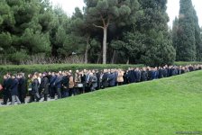 Azərbaycan ictimaiyyəti ulu öndər Heydər Əliyevin vəfatının ildönümündə Fəxri xiyabanı ziyarət edir (FOTO)