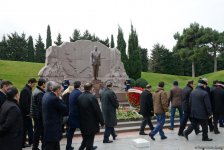 Azərbaycan ictimaiyyəti ulu öndər Heydər Əliyevin vəfatının ildönümündə Fəxri xiyabanı ziyarət edir (FOTO)