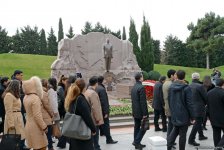 Azərbaycan ictimaiyyəti ulu öndər Heydər Əliyevin vəfatının ildönümündə Fəxri xiyabanı ziyarət edir (FOTO)