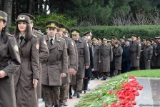 Azərbaycan ictimaiyyəti ulu öndər Heydər Əliyevin vəfatının ildönümündə Fəxri xiyabanı ziyarət edir (FOTO)