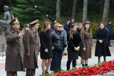 Azərbaycan ictimaiyyəti ulu öndər Heydər Əliyevin vəfatının ildönümündə Fəxri xiyabanı ziyarət edir (FOTO)