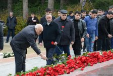 Azərbaycan ictimaiyyəti ulu öndər Heydər Əliyevin vəfatının ildönümündə Fəxri xiyabanı ziyarət edir (FOTO)
