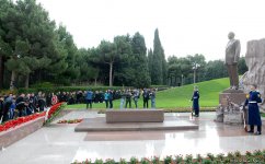 Azərbaycan ictimaiyyəti ulu öndər Heydər Əliyevin vəfatının ildönümündə Fəxri xiyabanı ziyarət edir (FOTO)