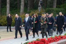 Azərbaycan ictimaiyyəti ulu öndər Heydər Əliyevin vəfatının ildönümündə Fəxri xiyabanı ziyarət edir (FOTO)