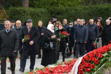 Azərbaycan ictimaiyyəti ulu öndər Heydər Əliyevin vəfatının ildönümündə Fəxri xiyabanı ziyarət edir (FOTO)