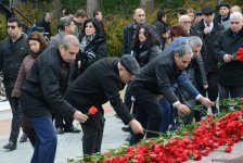 Azərbaycan ictimaiyyəti ulu öndər Heydər Əliyevin vəfatının ildönümündə Fəxri xiyabanı ziyarət edir (FOTO)