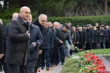 Azərbaycan ictimaiyyəti ulu öndər Heydər Əliyevin vəfatının ildönümündə Fəxri xiyabanı ziyarət edir (FOTO)