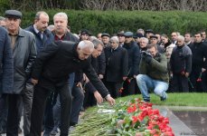 Azərbaycan ictimaiyyəti ulu öndər Heydər Əliyevin vəfatının ildönümündə Fəxri xiyabanı ziyarət edir (FOTO)